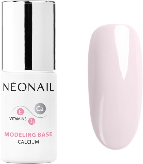Eine Flasche Nagelmodelliergrundierung und eine lackierte Fingernagel in hellem Rosa.