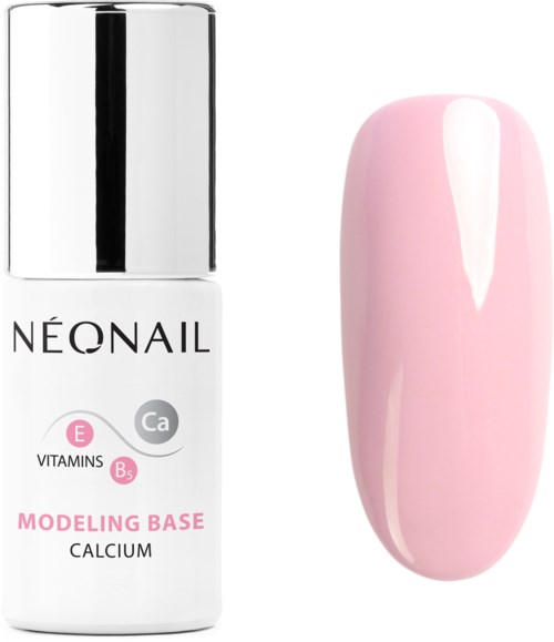 En flaske med neglelakk-grunnlag og en malt rosa negl. Flaska er hvit med sølvhette.