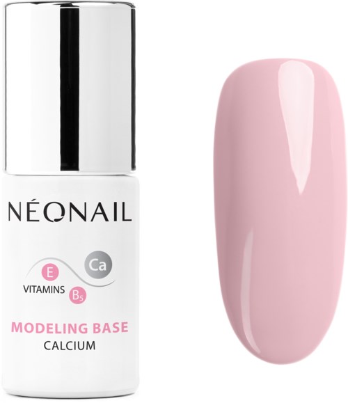 En hvit flaske med neglemodellering base med rosa tekst og en prøve av rosa neglelakk. Flasken har en skinnende, sølvhette.