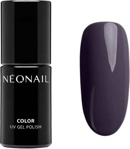 En svart flaska märkt 'NEONAIL' med lila nagellack på en nageltopp.