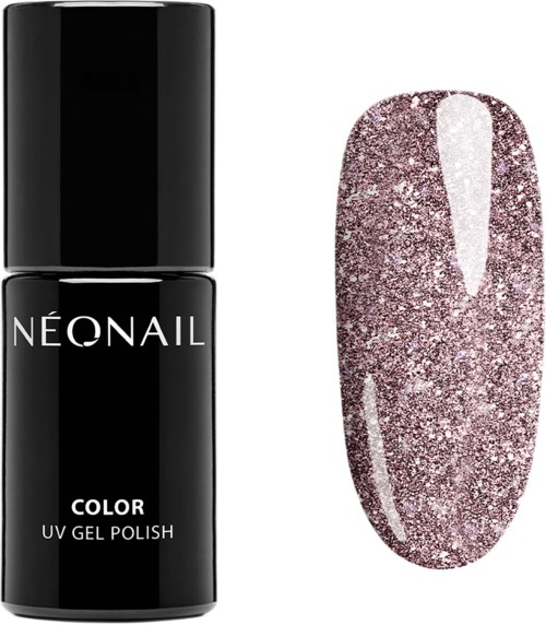 Zwarte fles met neon nagellak en een nagel geverfd met roze glitter nagellak.