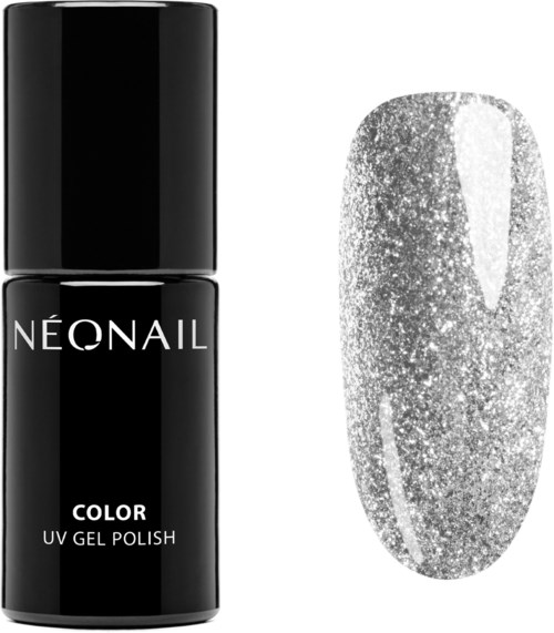 Czarna butelka lakieru UV gel NeonaIL obok paznokcia pomalowanego na srebrny kolor z brokatem.