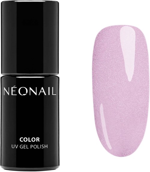 Een zwarte fles met 'Neonail Color UV Gel Polish' en naast een vingernagel met lichte paarse nagellak.