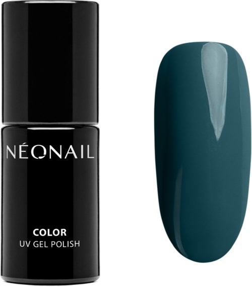 Czarna butelka lakieru do paznokci i długi, ciemnoniebieski pomalowany paznokieć. Butelka ma biały tekst "NEONAiL" i "COLOR UV GEL POLISH."