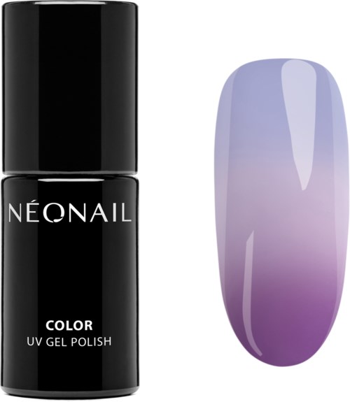 Czarna butelka z napisem 'NÉONAIL COLOR UV Gel Polish' i pomalowany paznokieć z gradientem od fioletu do jasnego lawendy.