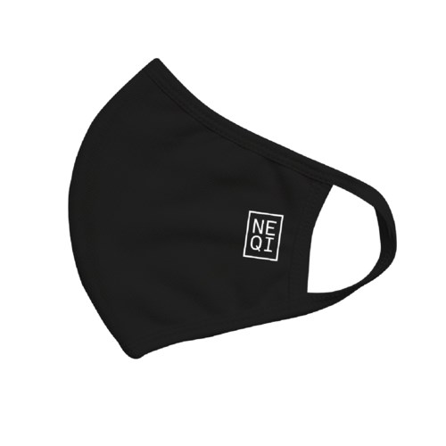 En svart ansiktsmask med en liten logotyp som har texten 'NEQI'.