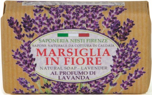 Saippua, jossa lavendelfilmiä ja etiketti, jossa lukee "Marsiglia in Fiore" ja "Lavender" italiaksi.