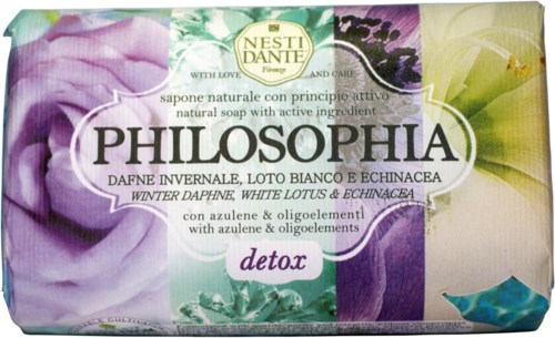 Saippua nimeltä 'Philosophia' kukkien ja vihreiden lehtien kanssa, viittaa detoxiin ja talviteemoihin.