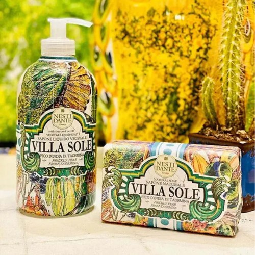 En flaska och tvål av Villa Sole naturliga tvål, med livfulla växt- och insektillustrationer, och gula kaktusar i bakgrunden.