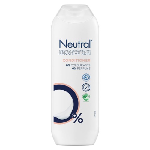 Hvit flaske med blå, rosa og grøn etikett. Teksten sier den er for sensitiv hud, uten fargestoffer og parfyme.