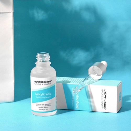 En flaska och förpackning av Neuthirebs salicylsyra peeling serum på blå bakgrund.