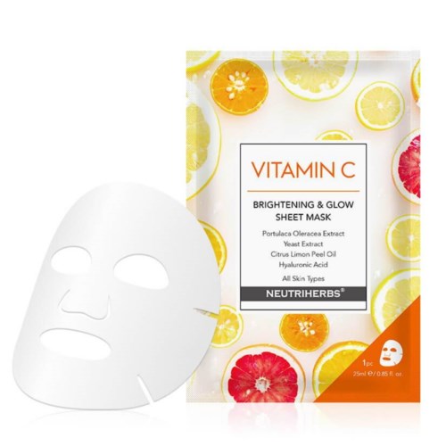 Een verpakking met gezichtsmaske met citrussmaken, labeled als Vitamin C Brightening & Glow Sheet Mask, en een eenvoudige witte masker.
