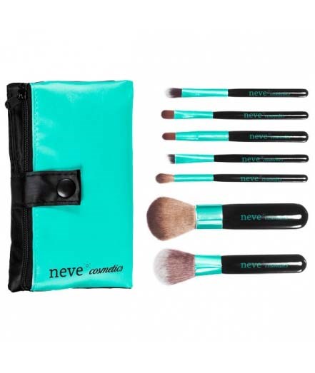 Et sæt med fem makeupbørster og en blå kosmetikepung med mærket Neve Cosmetics.