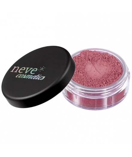 En liten rund beholder med rosa pulver inni, merket 'neve cosmetics', og et svart lokk ved siden av.