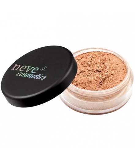 En lille rund beholder med sort låg mærket 'neve cosmetics' indeholder beige pulver.