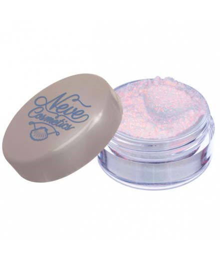 En lille rund beholder med beige låg og blå tekst, fyldt med pink glitterpulver.