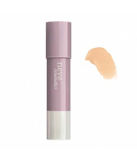 En rosa tub med concealer med ett prov bredvid på en vit bakgrund.