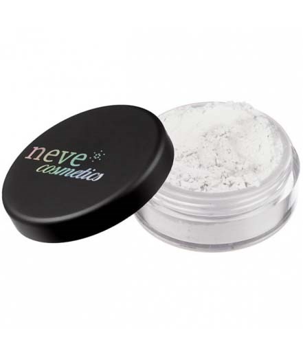 En liten rund behållare med vitt pulver och ett lock märkt "neve cosmetics".