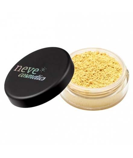 En svart behållare med lock märkt 'neve cosmetics' är öppen och visar gult pulver inuti.