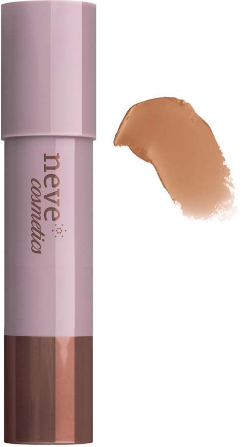 En concealer-stick med en beige farveprøve ved siden af på hvid baggrund.