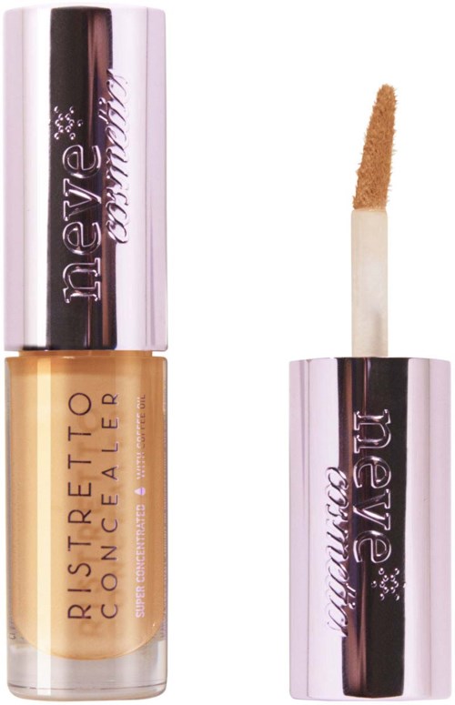 Koncealer i tub med ljusbeige vätska, märkt RISTRETTO CONCEALER, och med en applikatorssvamp.