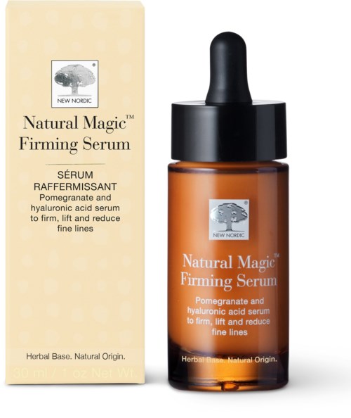 Pieni ruskea pullo mustalla pisaratipalla ja vieressä oleva laatikko. Etiketissä lukee Natural Magic Firming Serum.