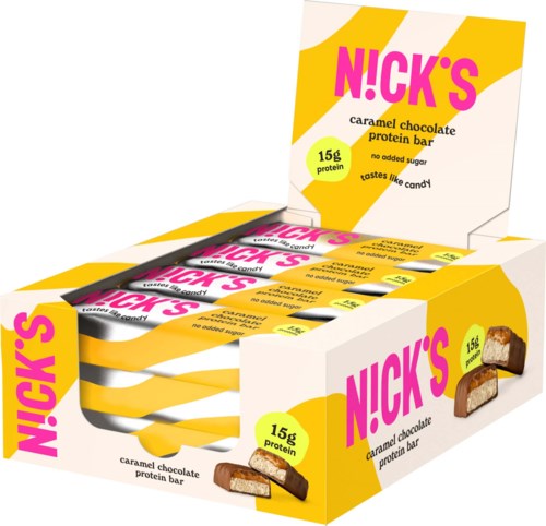 Gul och vit box med rosa och svart text, innehållande karamellchokladproteinbars.