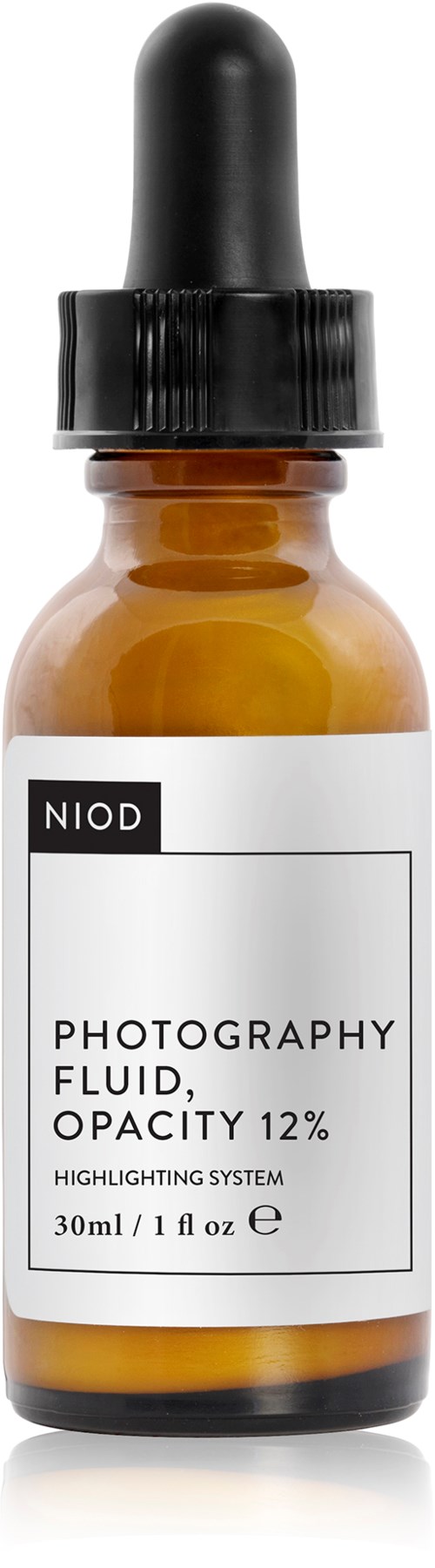 Kleine amberkleurige fles met zwarte druppelkop, witte label en tekst over fotografievloeistof en ondoorzichtigheid.