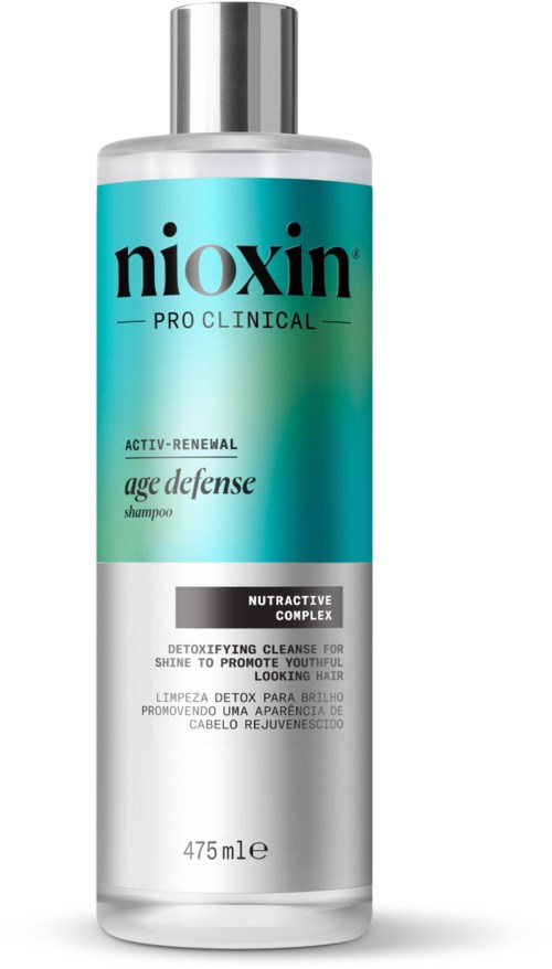 En flaske Nioxin Pro Clinical Age Defense-shampoo med blå og hvid etikette.