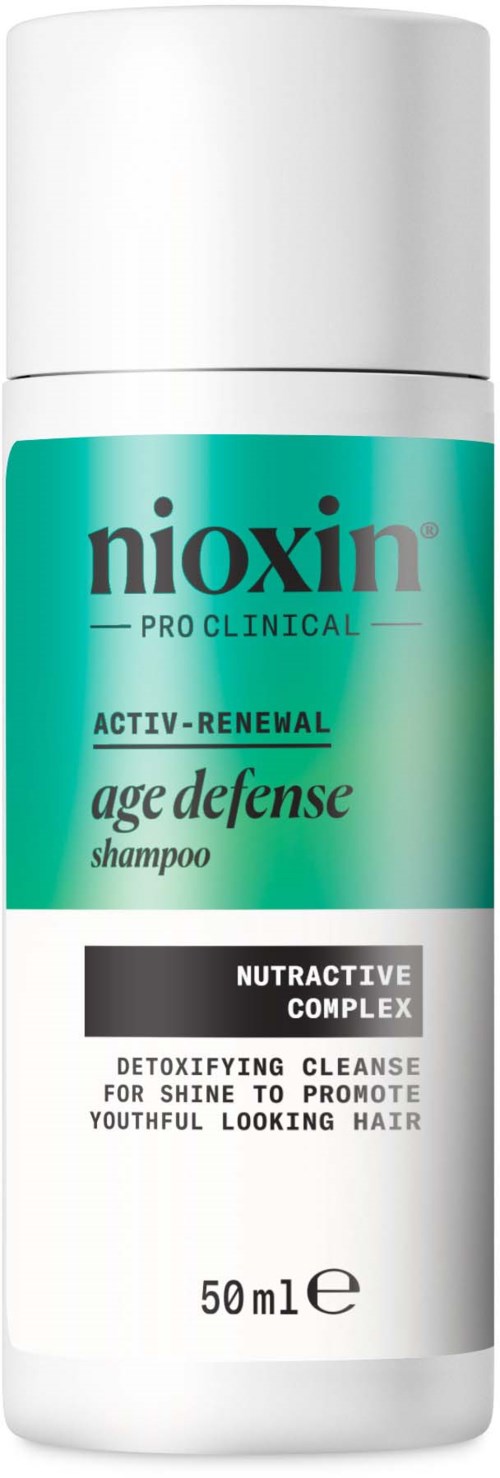 En flaske mærket Nioxin Age Defense Shampoo med blå og hvide farver, fremmer hårfornyelse og afgiftning.