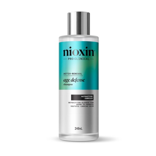 En sølv- og tealflaske med Nioxin shampoo, mærket til hårtab og hovedbunds sundhed.