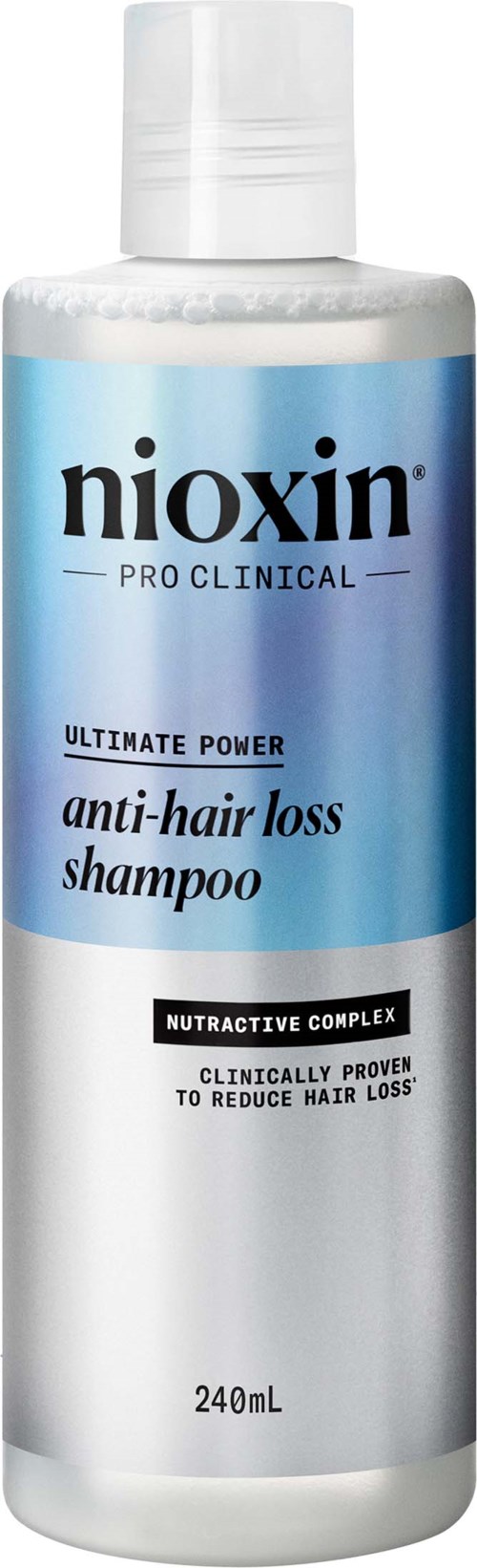 En sølvflaske med Nioxin Pro Clinical shampoo mod hårfald med blå mærke og sort og hvid tekst.