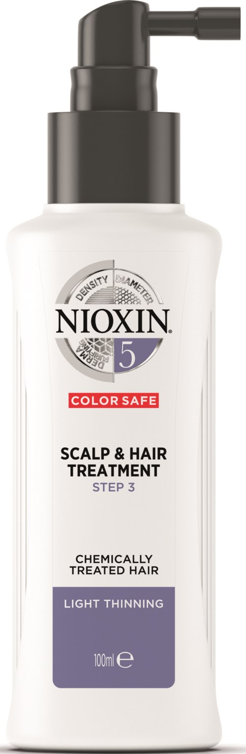 En vit flaska med svart pump märkt Nioxin SCALP & HAIR TREATMENT, steg 3, för kemiskt behandlat, lätt tunnare hår.