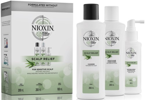 En uppsättning Nioxin huvudbottensprodukter för känslig hårbotten, inklusive rengöring, behandling för hårbotten och hår, samt ett lugnande serum.