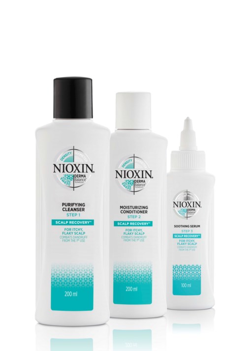 Tre Nioxin-scalphudvårdsflaskor märkta för rengöring, återfuktning och lugnande, med olika lockstilar, alla i vit förpackning.