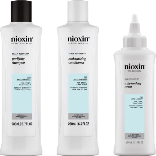 Tre vita flaskor med Nioxin produkter för hårbotten och mjällvård.