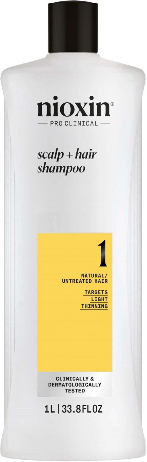 En hvid flaske af Nioxin hovedbunds- og hårshampoo med sort låg og gul mærkat til næring af håret.