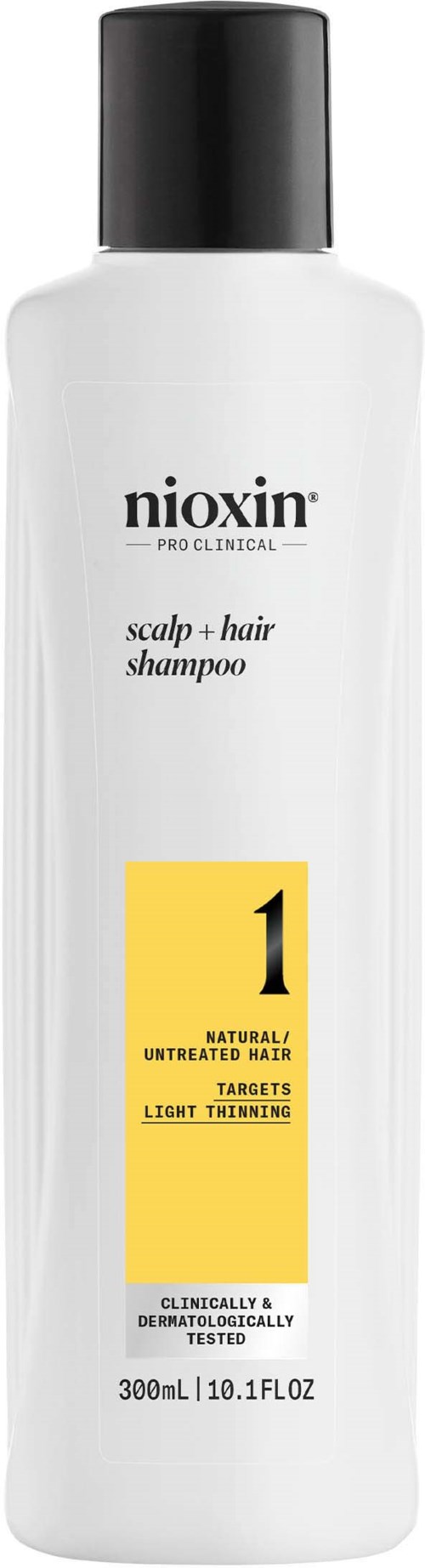 En vit flaska med Nioxin-schampo för hårbotten och hår, med svart lock och gul etikett, 300 ml.