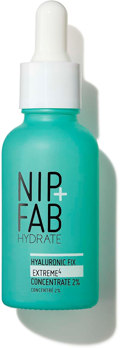 Eine kleine tealfarbene Flasche mit Pipette, beschriftet als Nip+Fab Hydrate Hyaluronic Fix Extreme mit 2% Konzentrat.