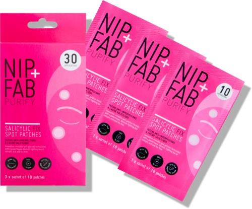 Tre pakker med rosa akneplaster mærket NIP + FAB Purify, til behandling af bumser.