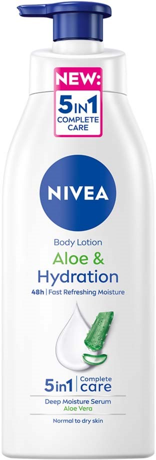 En hvid kropslotionflaske med blå pumpe, mærket Nivea Aloe & Hydration, 5-i-1 pleje, til normal til tør hud.