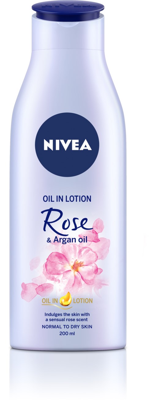 En vit flaska med blå topp, märkt Nivea Rose och Argan Oil lotion, med rosa blommor på framsidan.