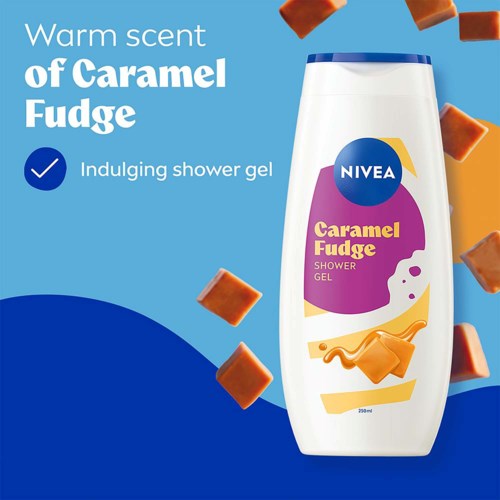Nivea caramel fudge dusjsåpe i en hvit flaske med blå lokk, omgitt av karamellfudgebiter.