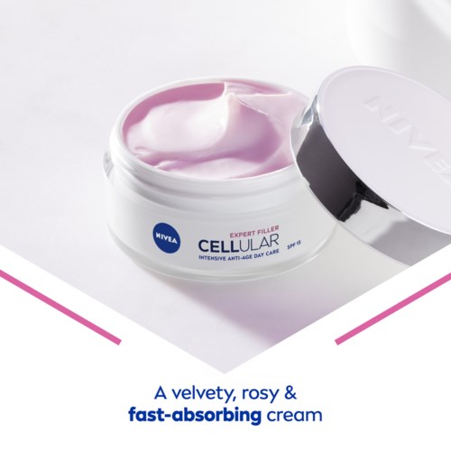 Ein Glas mit rosa Creme, beschrieben als samtig, rosig und schnell absorbierend.