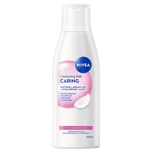 En vit flaska Nivea rengöringsmjölk med rosa och blå etiketter, nämner naturlig arganolja och hyaluronsyra.