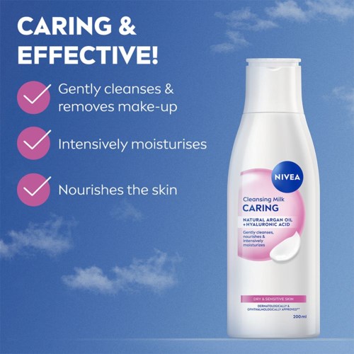 Nivea rengöringsmjölkflaska mot en molnig himmel, som betonar mild rengöring, återfuktning och näring för huden.