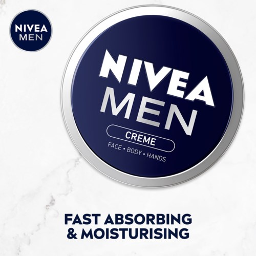 Een ronde Nivea Men Crème container in donkerblauw en zilver, toont voordelen voor gezicht, lichaam en handen.
