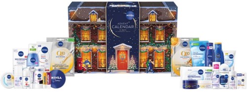 Skjønnhetsprodukter og hudpleieartikler arrangert rundt en julekalender med husdesign og juletema.