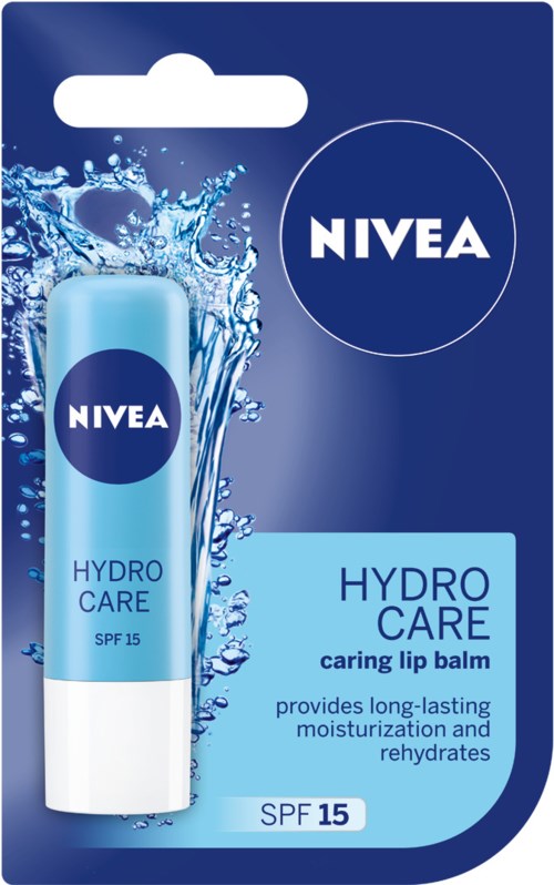 En Nivea läppbalsamförpackning med en blå tub, vattenstänkdesign och text om återfuktning och SPF-skydd.