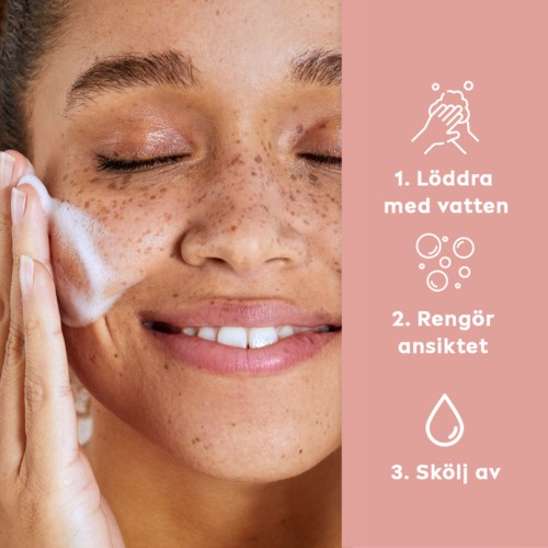 Steg-för-steg guide för ansiktsrengöring: splash vatten, tvätta ansiktet, skölj ordentligt.